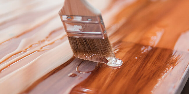 vernir sa table de salon de jardin